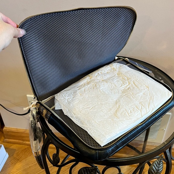 Ultimate RFID Theft-Proof Crossbody Bag - Picture 6 of 14